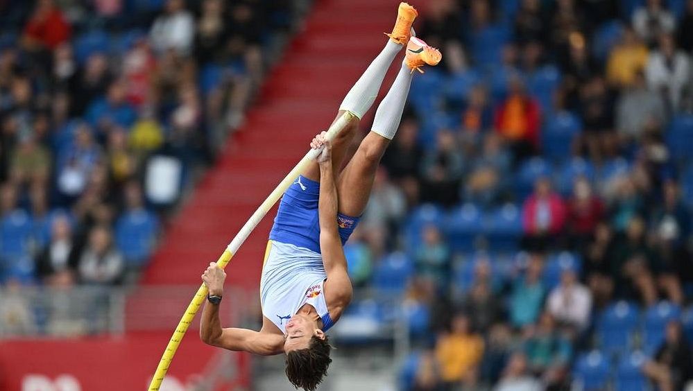 Duplantis "na vodě" ve Stockholmu přeskočil 605 cm, rekord mu odolal