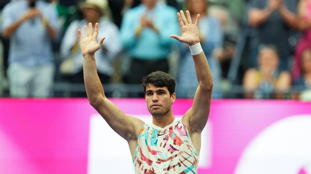 Španělský tenista Alcaraz je v semifinále US Open, naděje na obhajobu titulu stále žije