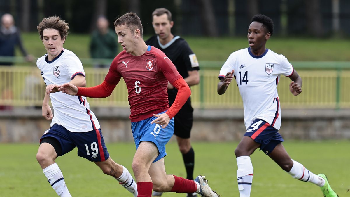 Mladí fotbalisté doma proti mezinárodní konkurenci. Startuje tradiční Ježek Cup
