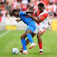 Patrik Kpozo z Baníku Ostrava a Tijani Mohamed ze Slavie během utkání Fortuna ligy.