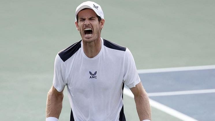 Aktivisté přerušili utkání legendárního Murrayho. Na kurt naházeli velké tenisové míče