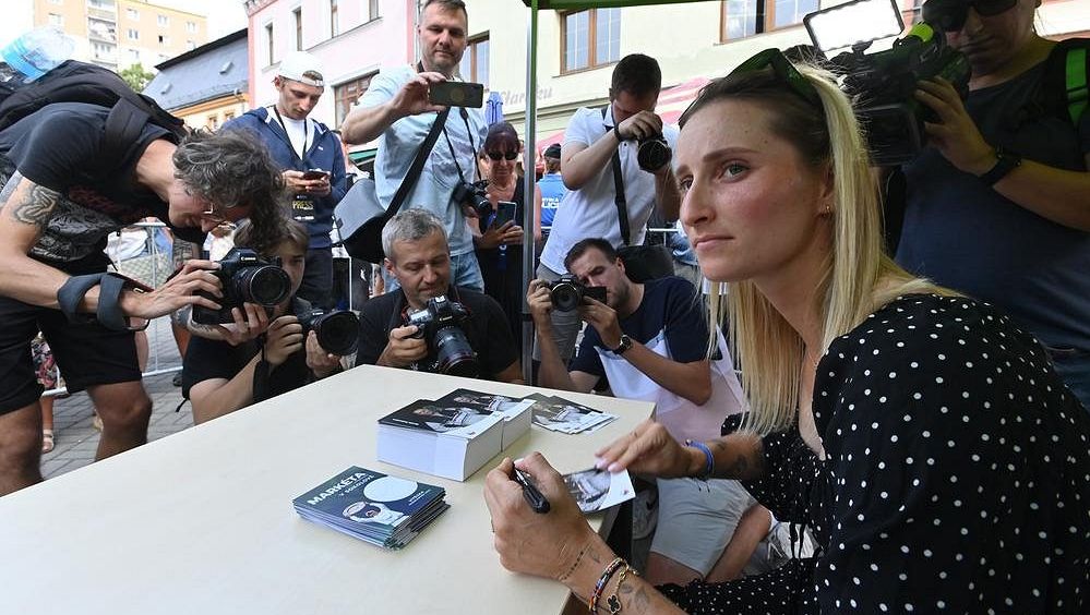 Vondroušová přivezla talíř, rozdávala autogramy. Dostala pivo a medvídky