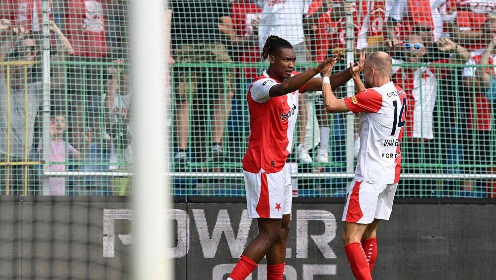 U gólu za pětadvacet vteřin. Tijani tlačil na Poulola. Hora svalů, směje se spoluhráč