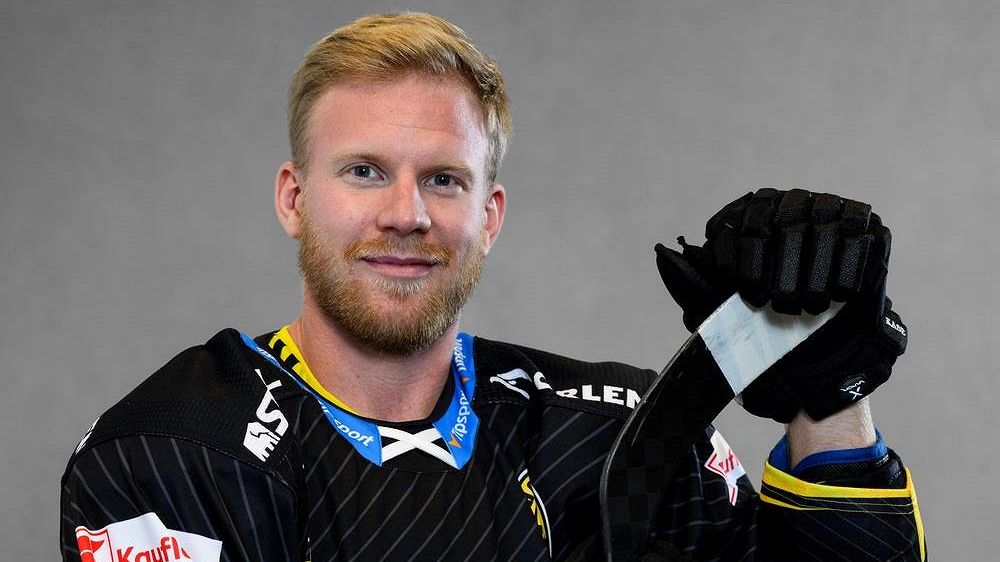 Smolař Kaše je konečně v nároďáku. Po cestě na sraz si říkal: Hlavně dojeď, ať můžeš na led