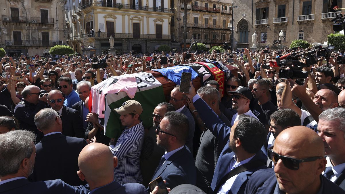 S italským fotbalovým hrdinou Schillacim se na pohřbu rozloučily tisíce lidí