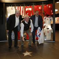 Karol Dobiaš (vlevo), Ivo Viktor (uprostřed) a Antonín Panenka křtí hvězdu připomínající vítězství českých fotbalistů na evropském šampionátu v Bělehradu v roce 1976.