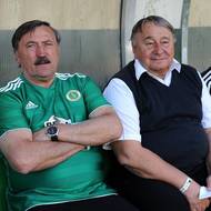 Internacionál Antonín Panenka (vlevo) a trenér Josef Zadina (uprostřed) na lavičce během oslav 30. výročí zisku titulu Bohemians Praha v Ďolíčku.