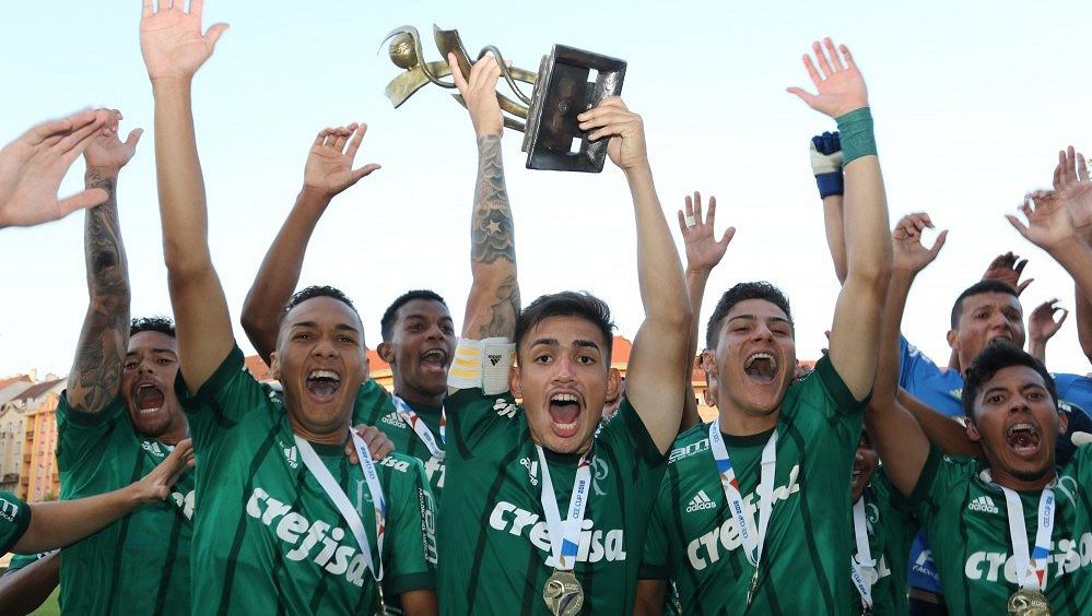 Brazilci se valí do Prahy. Sešívaní jednoho z nich hned koupili