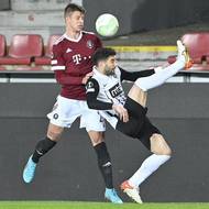 Zleva Adam Hložek ze Sparty a Aleksandar Miljkovič z Partizanu.