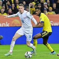 Jakub Jankto (vlevo) v souboji s Alexanderem Isakem ze Švédska. 