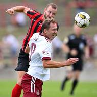 Lukáš Juliš (vpředu) ze Sparty Praha během přátelského utkání s Opavou.