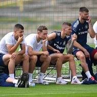 Fotbalisté Sparty Praha Vojtěch Vorel, Martin Minčev, Jan Kuchta, Lukáš Haraslín a Ondřej Čelůstka sledují utkání s Opavou.