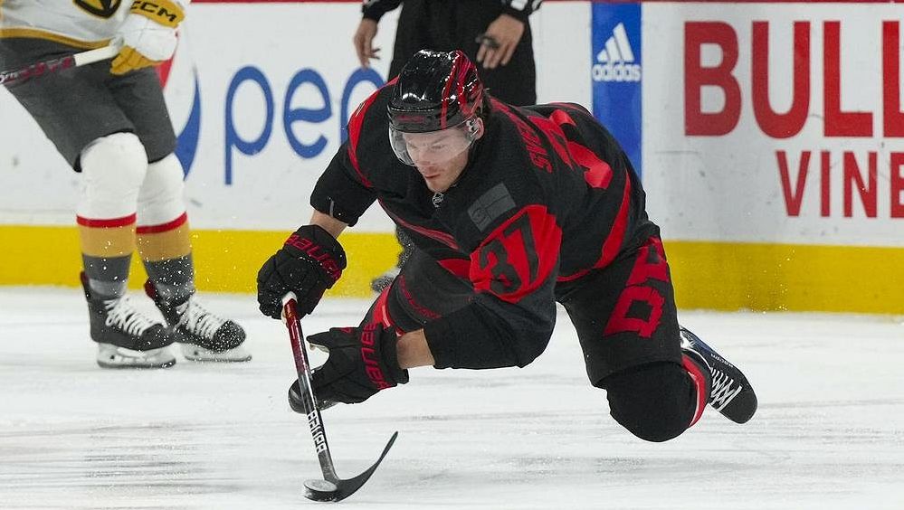 Carolině bude v NHL chybět zraněný útočník Svečnikov