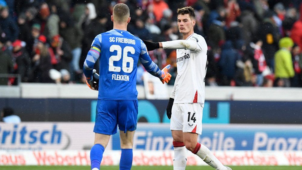 Schickův pech! Český útočník trefil v závěru tyč, Bayer bere jen bod