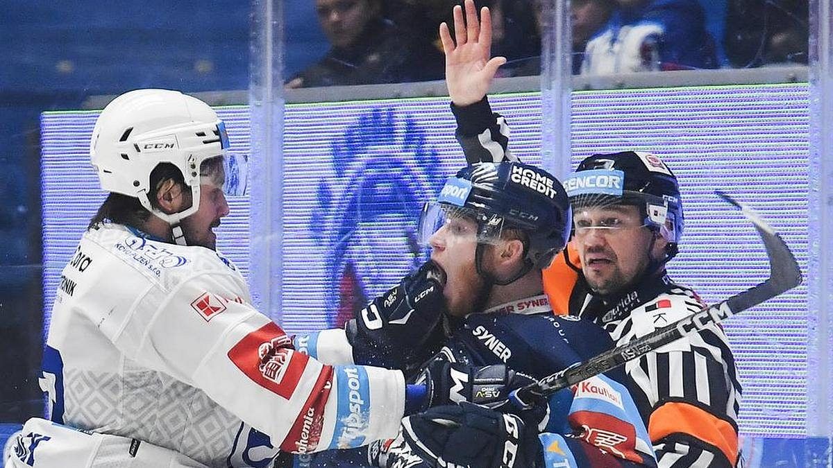 Divočina na hokeji. Všude se najde někdo, kdo se chová jako hovado. V Brně vás poplivou, říká Pech
