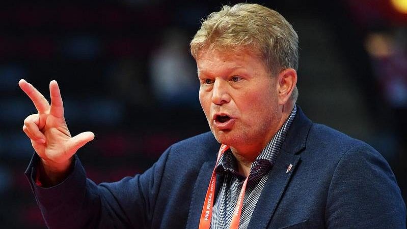 Neumann by měl odstoupit, hlásí Straka. Sám by prý hráče v baru rychle zpacifikoval