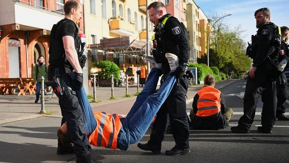 Šok, chaos. Protestující si lehali před rozjíždějící se formule