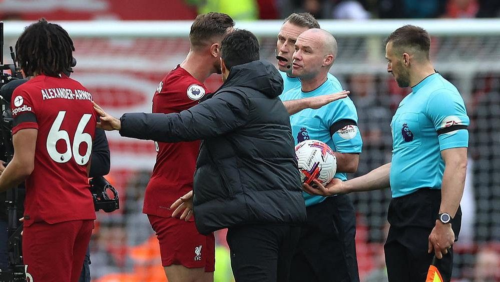 Skandál v Anglii! Rozhodčímu hrozí trest za úder loktem do obličeje hvězdy Liverpoolu