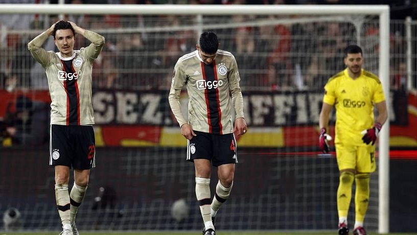 Van der Sar po nevydařené sezoně skončil jako generální manažer Ajaxu