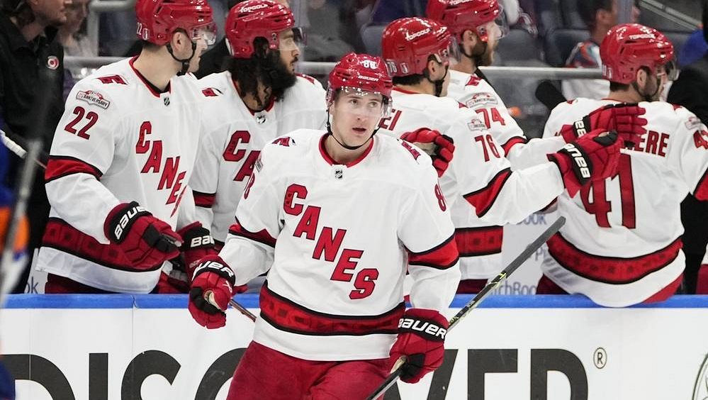 Nečas pomohl gólem k výhře nad Islanders, Carolina má mečbol