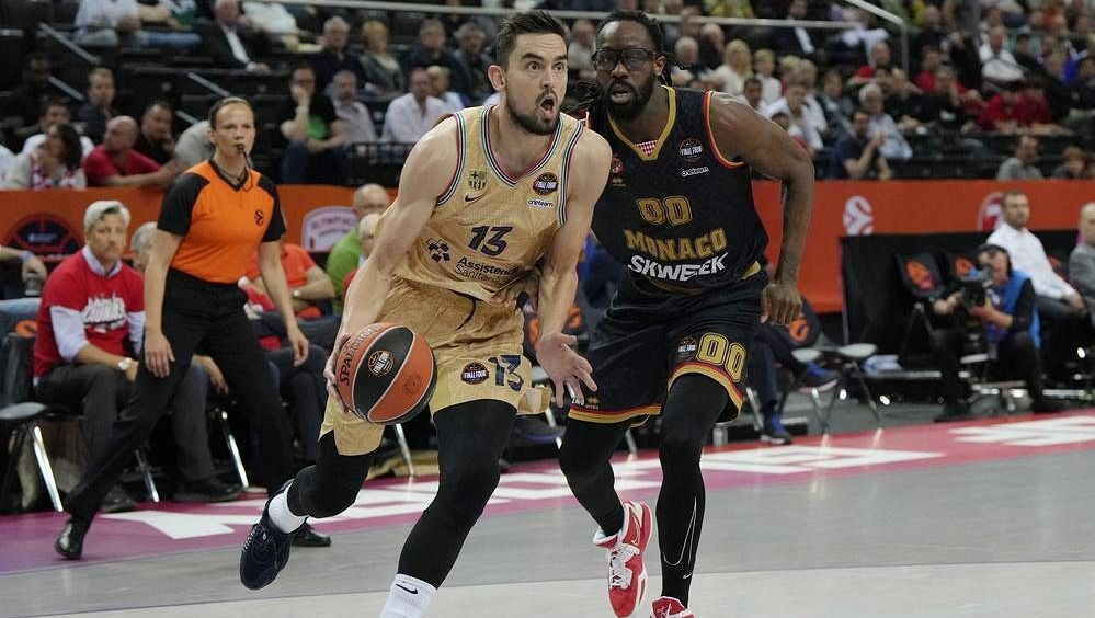 Satoranský pomohl 14 body jako nejlepší střelec zápasu Barceloně do semifinále