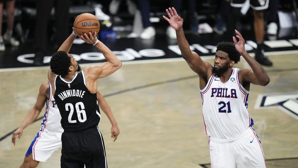 Philadelphia je v NBA krok od postupu, Golden State snížili sérii se Sacramentem