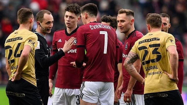Tři sporné momenty včetně Čvančarova gólu. Žádný záběr neprokázal, že by ruka nebyla, hájí se sudí