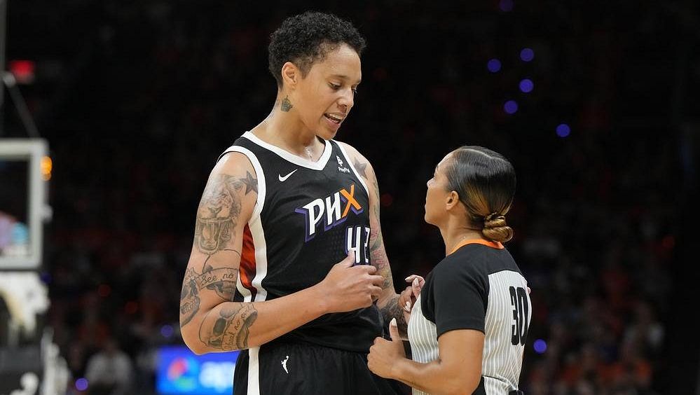 Grinerovou dojali fanoušci v prvním domácím zápase po návratu z ruského vězení