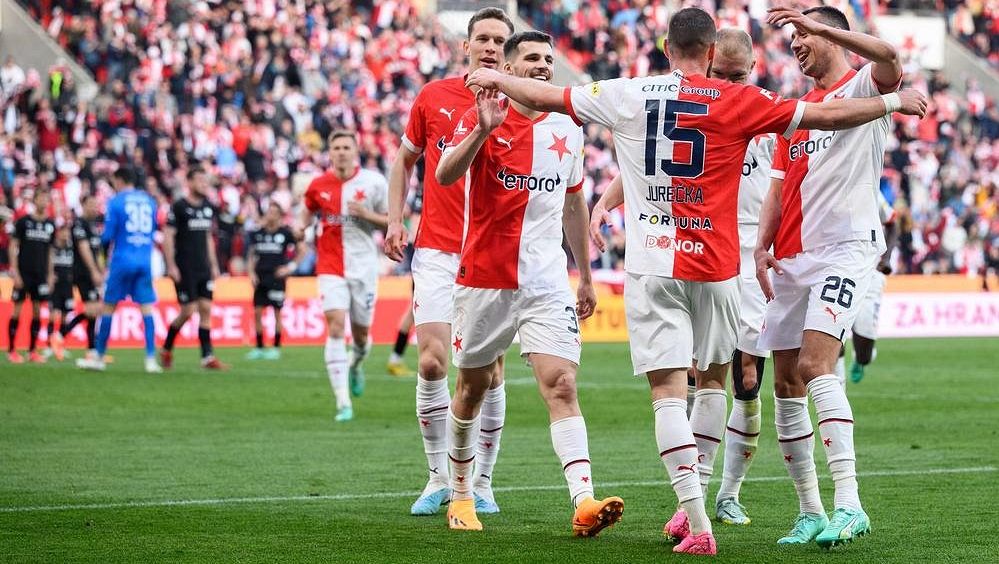 Fotbalisté Slavie odcestovali na první soustředění bez Traorého a Ewertona