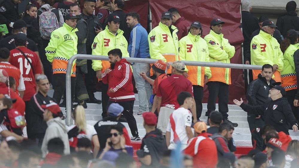 Tragická událost v Argentině. Při fotbalovém utkání zemřel po pádu z tribuny fanoušek