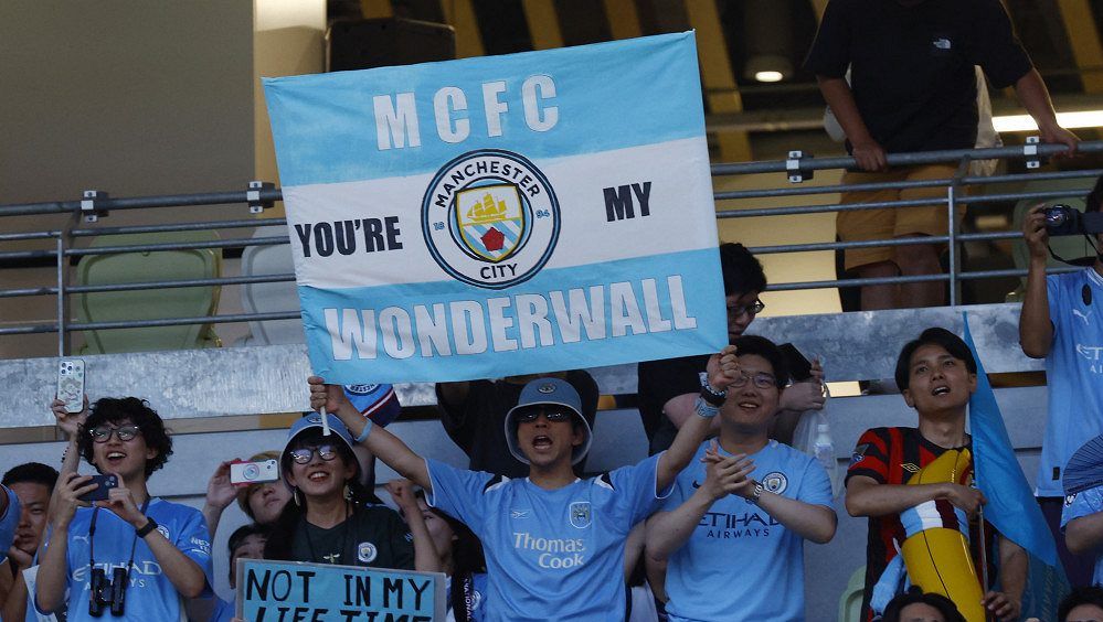 Hon na hvězdy, focení s trofejemi a pět gólů. Guardiolova parta po letech baví Japonsko