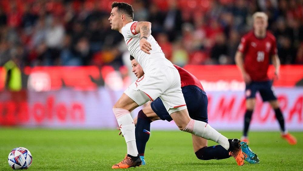 Švýcarský kapitán Xhaka přestoupil z Arsenalu do Leverkusenu