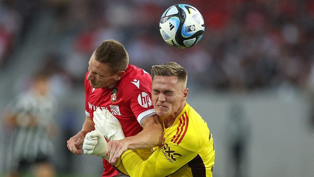 Soupeře poslal do nemocnice. Jen pár hodin poté má být gólman United na odchodu. Šanci větří český mladík