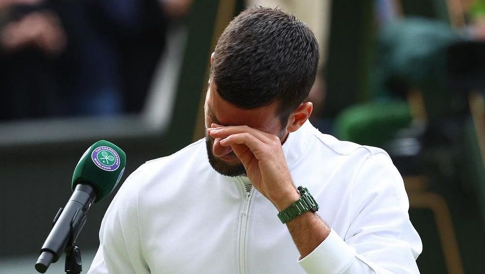 Můj syn se pořád usmívá, plakal při slavnostním ceremoniálu zklamaný Djokovič