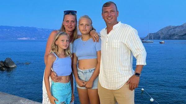 Guláš máme lepší v Maďarsku. Někdejší Klokan o životě v Česku a učiteli Petrželovi