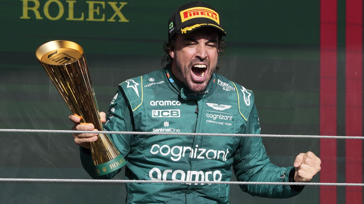 Alonso po úchvatném souboji prosil Péreze: To už mi nedělej, není mi 20. Verstappen kvůli nim málem boural