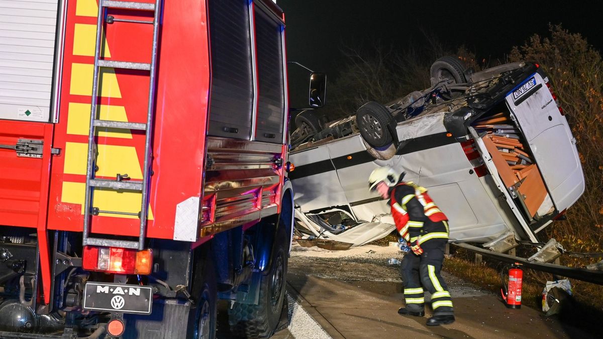 Při nehodě autobusu v Alžírsku zahynuli fotbalový brankář a asistent trenéra