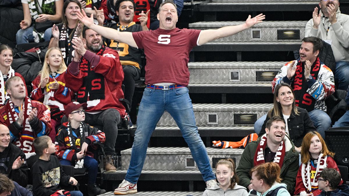 Burácející O2 arena šílela, smekal i Kassian. Show Kanaďana na tribunách sklidila ovace