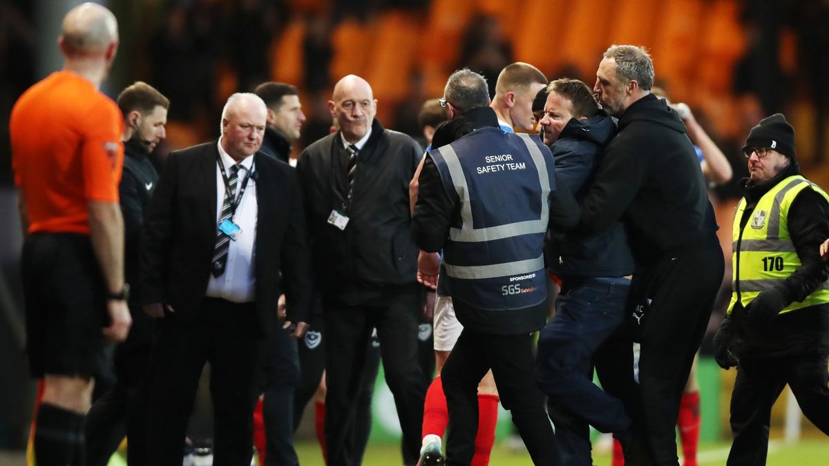Drama v Anglii. Rozhodčího po sporné penaltě naháněl na hřišti fanoušek, kluby to odsuzují