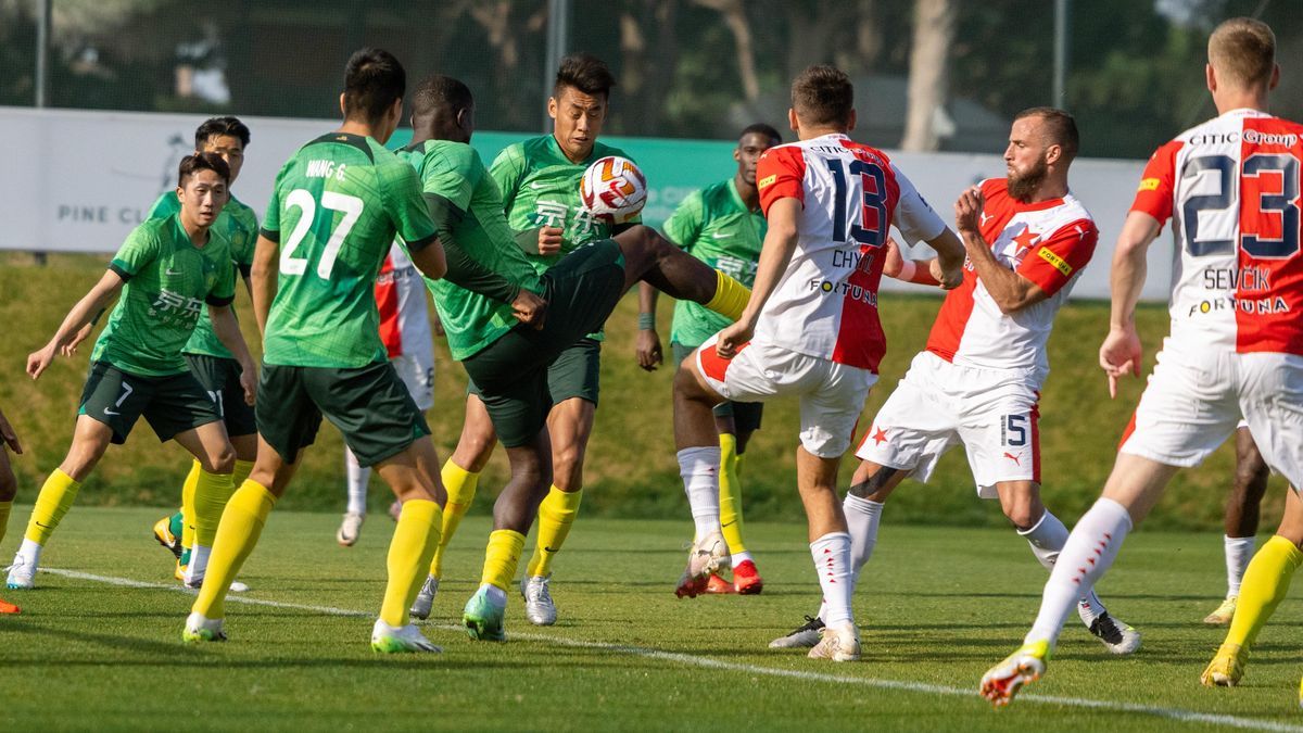 Slavia se vrací z Portugalska bez porážky. Rozpaky kolem posily, pár jmen je na hraně