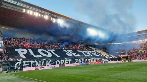 Plot je zpět, četník opět zachránil svět. Fanoušci Slavie si rýpli do policie
