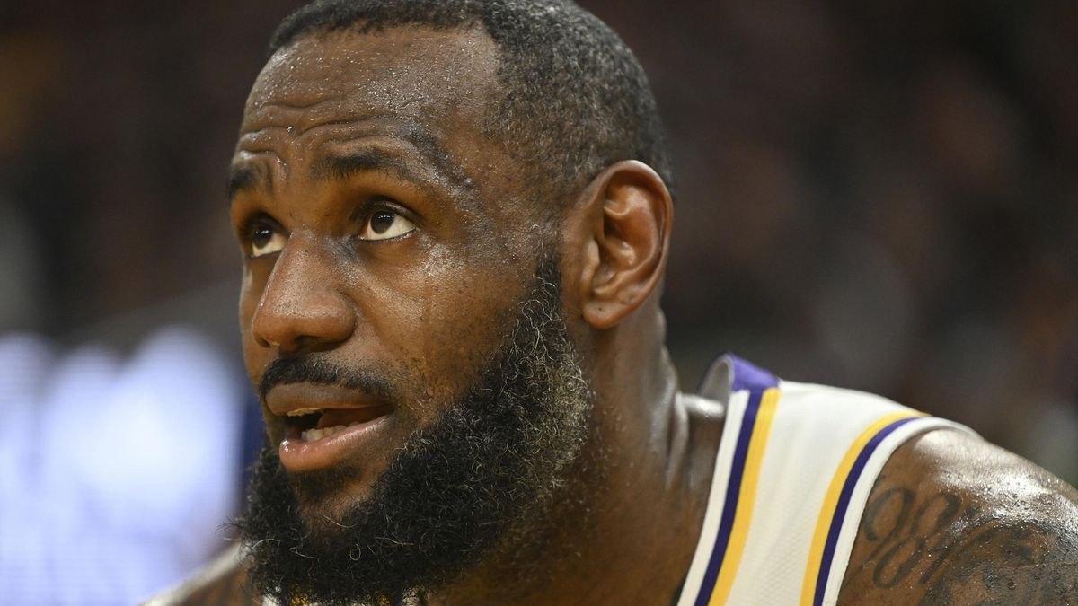 Lakers po dramatu porazili Golden State, James si v 39 letech vylepšil rekord