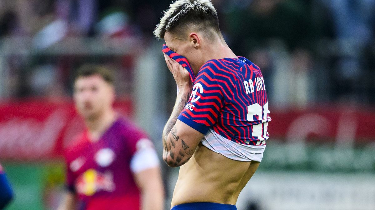 Lipsko zahodilo penaltu, v Augsburgu jen remizovalo