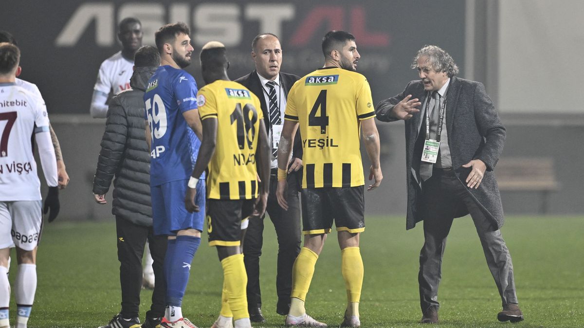 Další skandál v Turecku! Fotbalisté odešli na protest ze hřiště