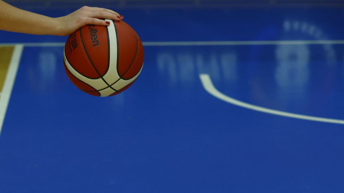 Trenér nechutně hmátl po basketbalistce. Byla vulgární, vyprovokovala mě, bránil se