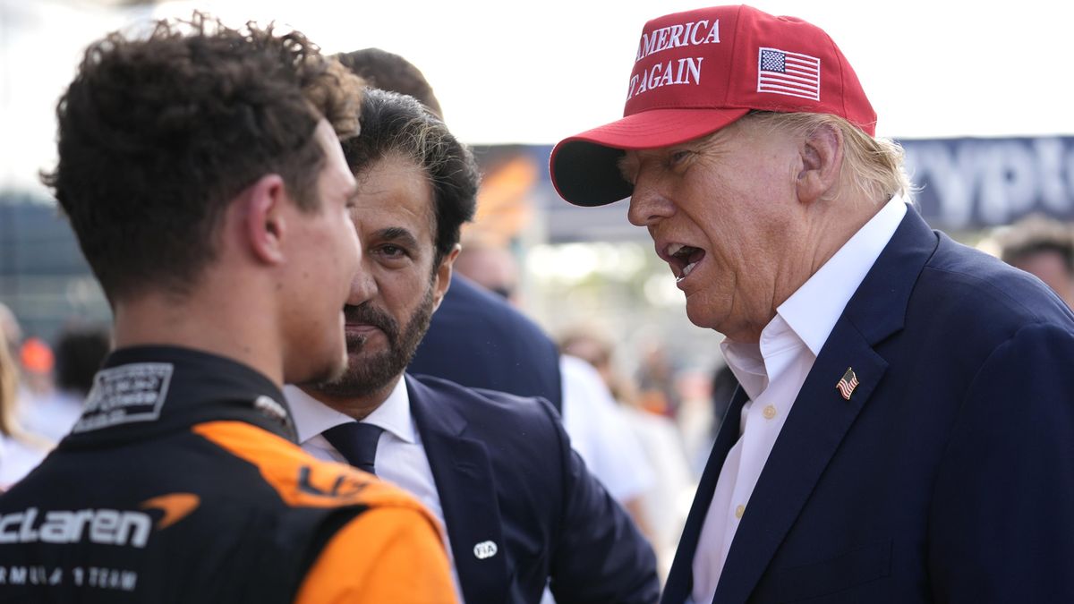 Jsem tvůj talisman pro štěstí, slyšel Norris od Trumpa. Jezdce za výhrou hnaly i nenávistné komentáře
