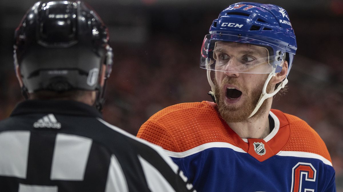 Krosček zezadu, krosček zepředu. McDavid skončil v kleštích a bez bodu