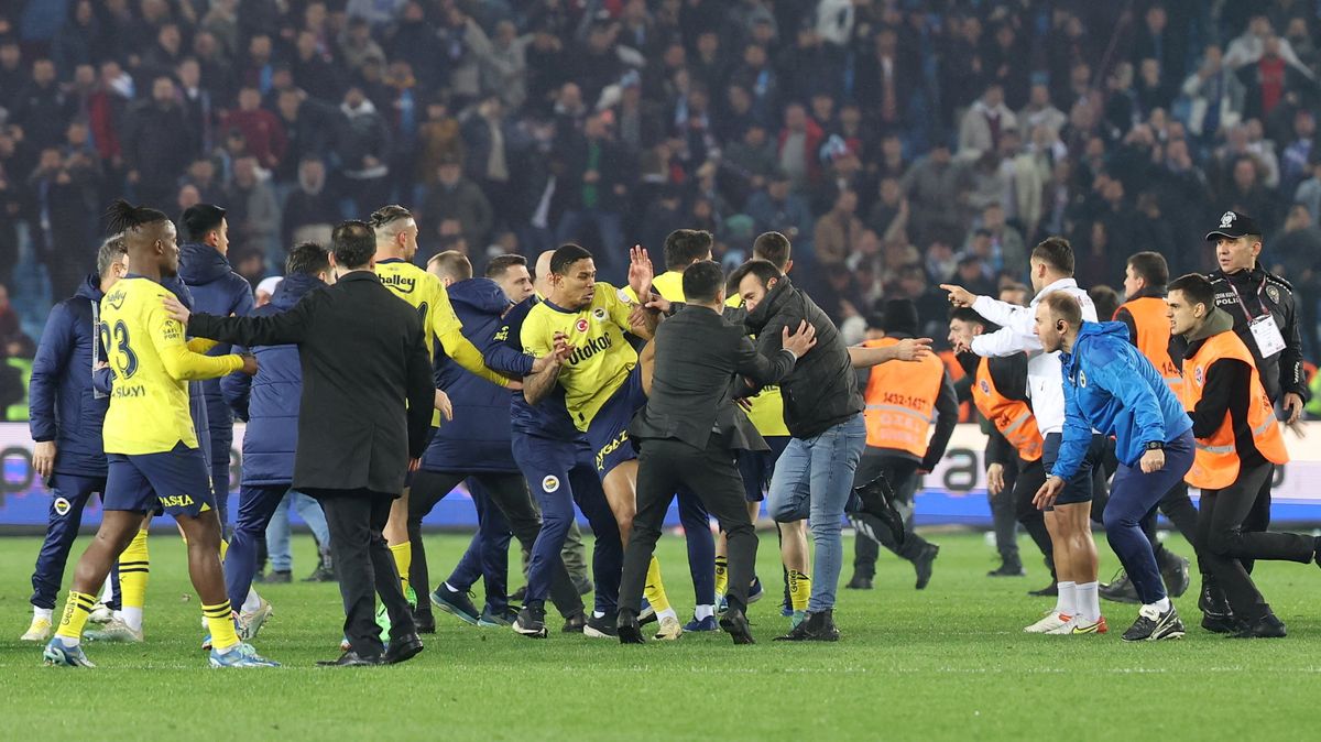 Slavný fotbalový klub zvažuje odstoupení z turecké ligy. Nejde o vyhrožování, říká jeho šéf