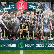 Fotbalisté Sparty Praha oslavují s trofejí pro vítěze MOL Cupu
