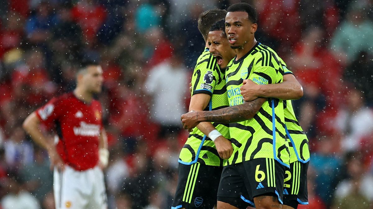 Arsenal srazil Manchester United a znovu vede anglickou ligu o bod